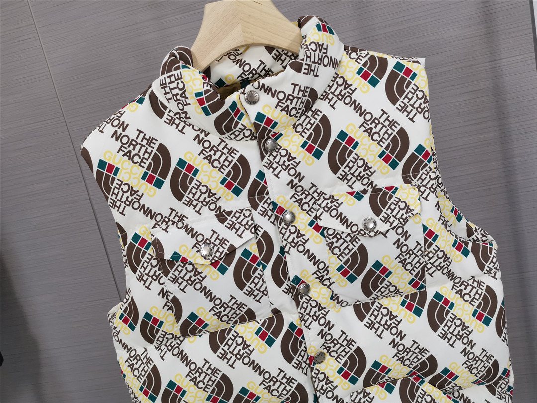 The North Face x Gucci White Diagonal Logo-Print Quilted Vest — detail