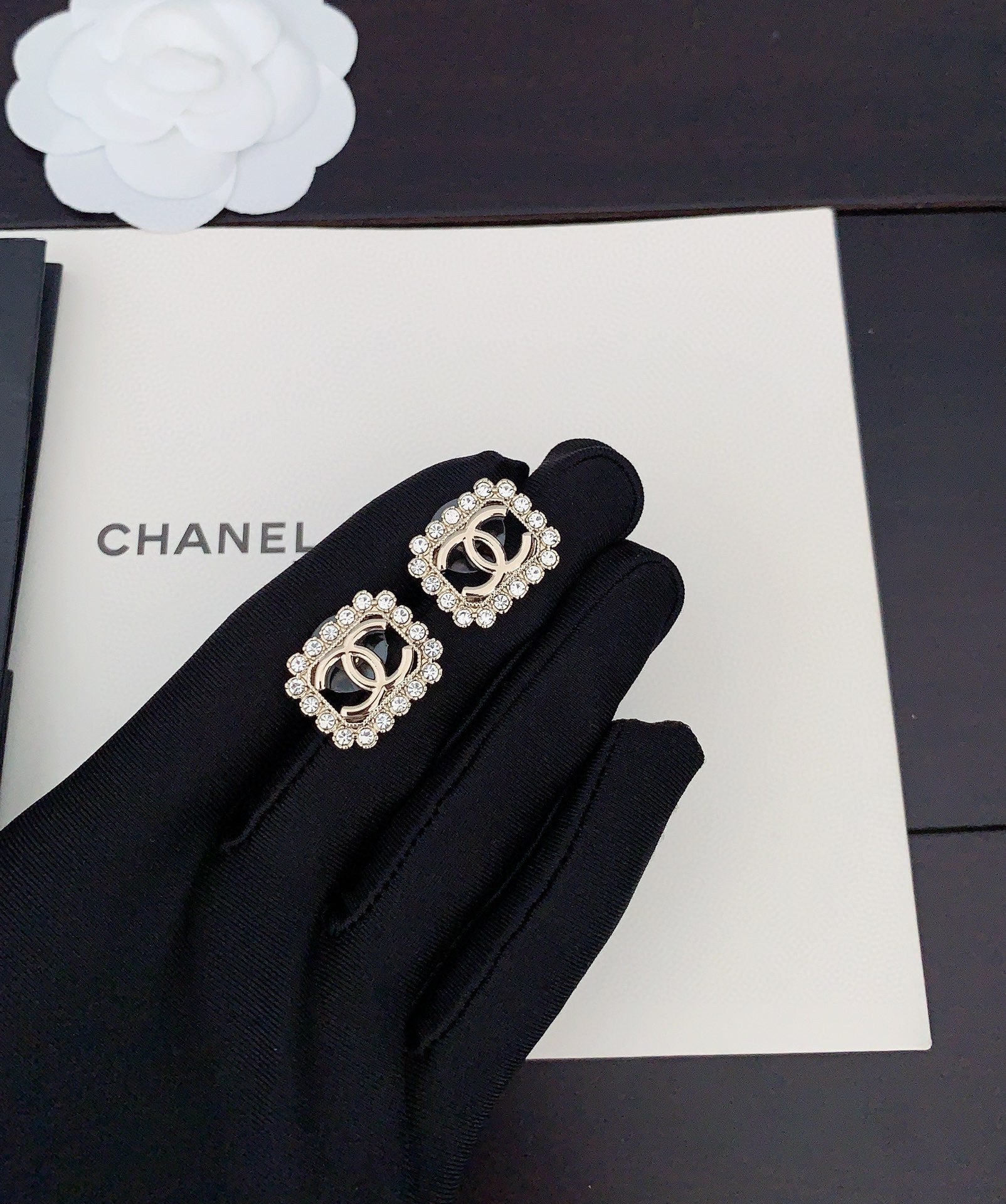 18K  Chanel Square Pearls Earrings
